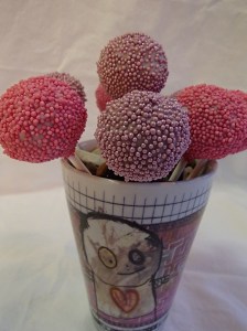 Cakepops av surmelkskake